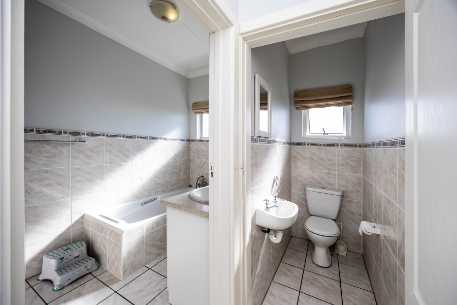 To Let 4 Bedroom Property for Rent in Kidds Beach Eastern Cape